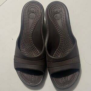 Size 9 Crocs Wedge Sassari